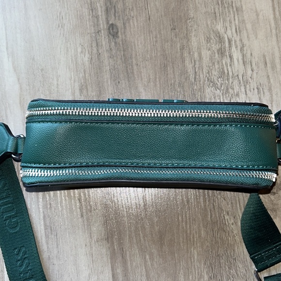 GUESS Dark green crossbody messenger bag with adjustable strap - Picture 7 of 10